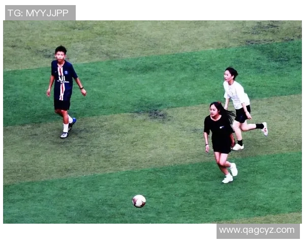 红发女球星的魅力与风采足球场上的独特风格与个性展示