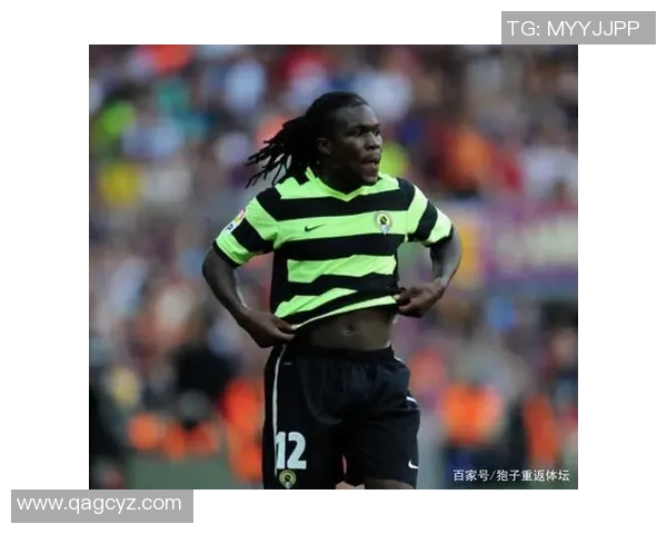 长发扎辫子的足球明星展现独特风格与球场魅力的完美结合